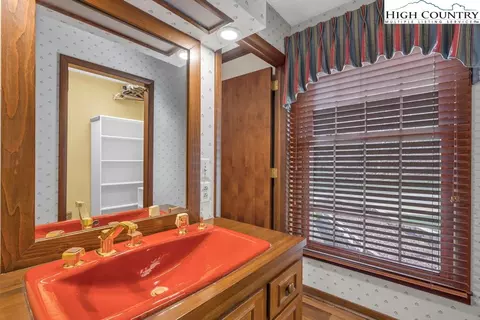 Bath - 369 Blairmont Dr, Boone, NC 28607 photo 4 of 6