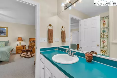 Bath - 413 Shady Bark Ln, Boone, NC 28607 photo 2 of 3