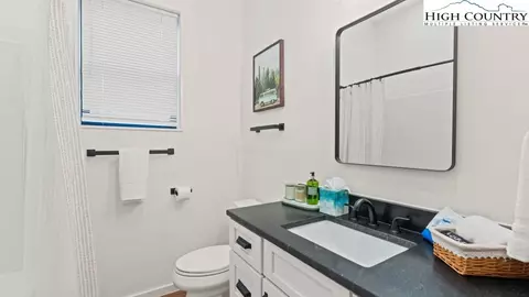 Bath - 114 Windridge Rd, Beech Mountain, NC 28604 photo 3 of 3