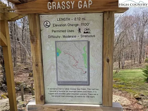 109 Hawthorne Rd, Beech Mountain, NC 28604 photo 3