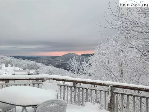 Exterior - 105 Skiloft Rd, Beech Mountain, NC 28604 photo 2 of 13