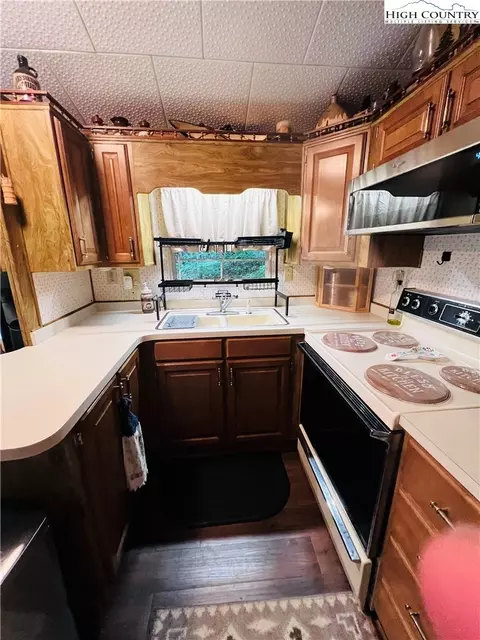 Kitchen - 85 Jack Pine Loop, Newland, NC 28657 photo 3 of 3
