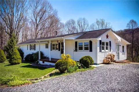2081 Bakers Ridge Rd, Piney Creek, NC 28663