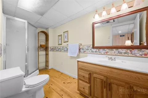 Bath - 1310 Beech Mountain Pkwy, Beech Mountain, NC 28604 photo 3 of 4