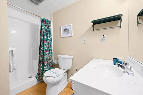 Bath - 1310 Beech Mountain Pkwy, Beech Mountain, NC 28604 photo 4 of 4