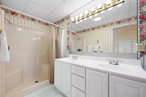 Bath - 1310 Beech Mountain Pkwy, Beech Mountain, NC 28604 photo 2 of 4