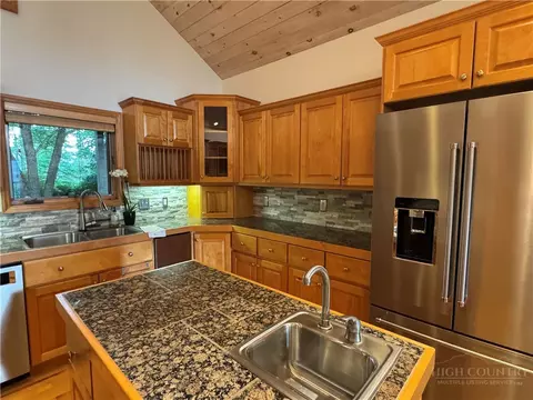 Kitchen - 2134 Valle Cay Dr, Vilas, NC 28692 photo 3 of 4
