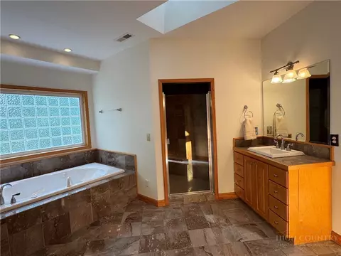 Bath - 2134 Valle Cay Dr, Vilas, NC 28692 photo 5 of 8