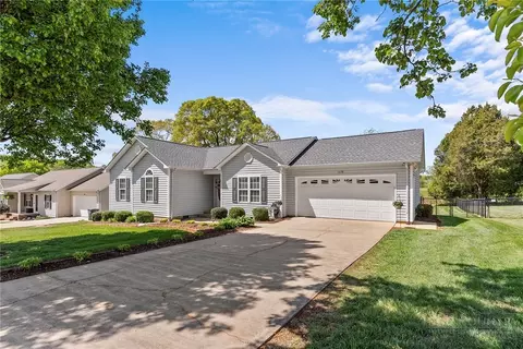 1478 Farmington Hills Dr, Conover, NC 28613