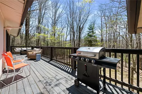 Exterior - 811 Pine Ridge Rd, Beech Mountain, NC 28604 photo 4 of 6