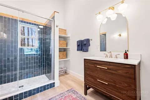 Bath - 811 Pine Ridge Rd, Beech Mountain, NC 28604 photo 2 of 3