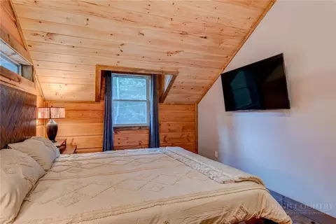 Bedroom - 1015 Pine Ridge Rd, Beech Mountain, NC 28604 photo 5 of 9