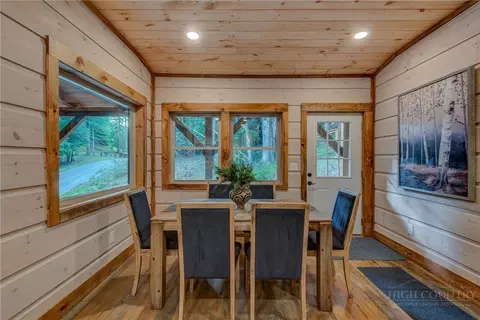 Dining - 1015 Pine Ridge Rd, Beech Mountain, NC 28604 photo 2 of 2
