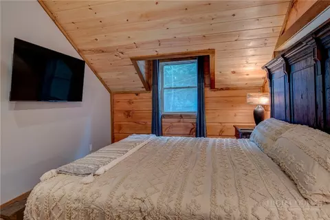 Bedroom - 1015 Pine Ridge Rd, Beech Mountain, NC 28604 photo 9 of 9