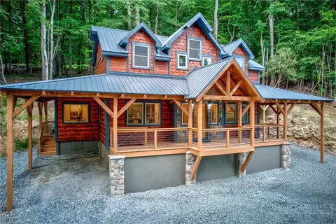 Exterior - 1015 Pine Ridge Rd, Beech Mountain, NC 28604 photo 2 of 10