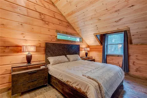 Bedroom - 1015 Pine Ridge Rd, Beech Mountain, NC 28604 photo 4 of 9