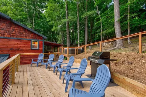 Exterior - 1015 Pine Ridge Rd, Beech Mountain, NC 28604 photo 7 of 10