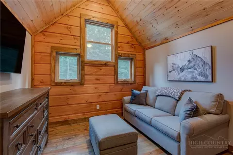 Bedroom - 1015 Pine Ridge Rd, Beech Mountain, NC 28604 photo 6 of 9