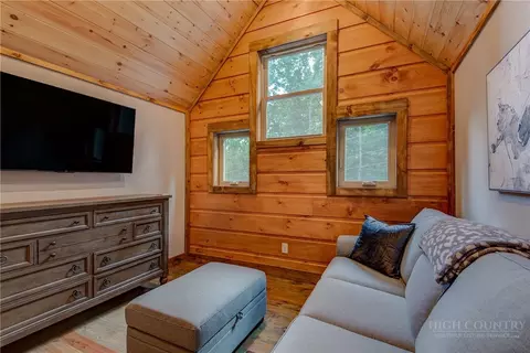 Bedroom - 1015 Pine Ridge Rd, Beech Mountain, NC 28604 photo 7 of 9