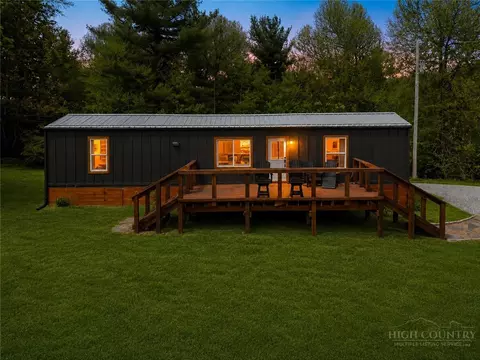 9050 Pittmans Gap Rd, Newland, NC 28657