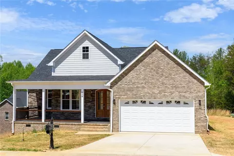 416 SE Whitmore St, Lenoir, NC 28645
