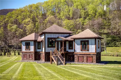 972 W Deep Ford Rd, Lansing, NC 28643