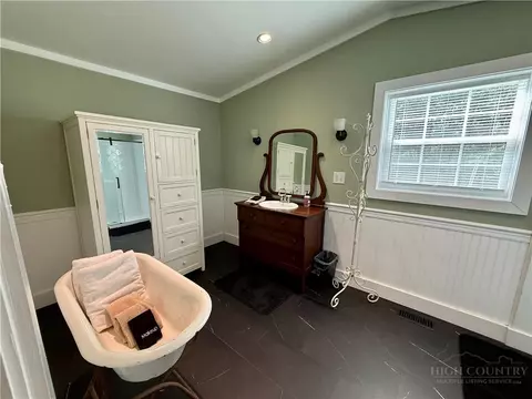 Bath - 711 Modock Rd, Trade, TN 37691 photo 2 of 6