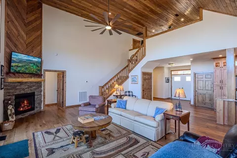 Living - 701 Beech Mountain Pkwy, Beech Mountain, NC 28604 photo 2 of 3