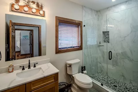 Bath - 701 Beech Mountain Pkwy, Beech Mountain, NC 28604 photo 4 of 5