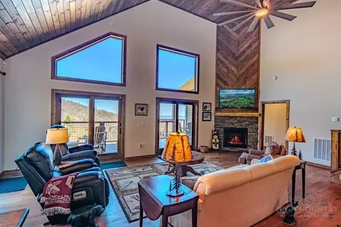 Living - 701 Beech Mountain Pkwy, Beech Mountain, NC 28604 photo 1 of 3
