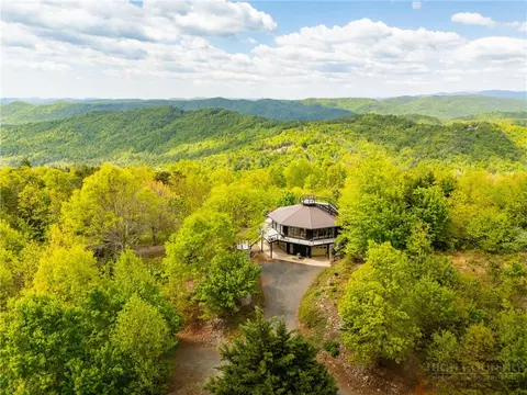 146 Cherokee Ln, Purlear, NC 28665