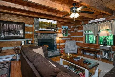 Living - 110 Forest Run, Sugar Mountain, NC 28604 photo 2 of 4