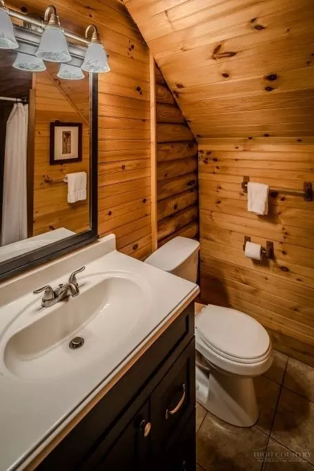 Bath - 989 Scenic Dr, Vilas, NC 28692 photo 4 of 5