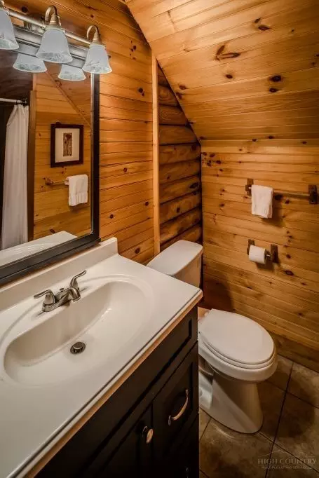 Bath - 989 Scenic Dr, Vilas, NC 28692 photo 4 of 5