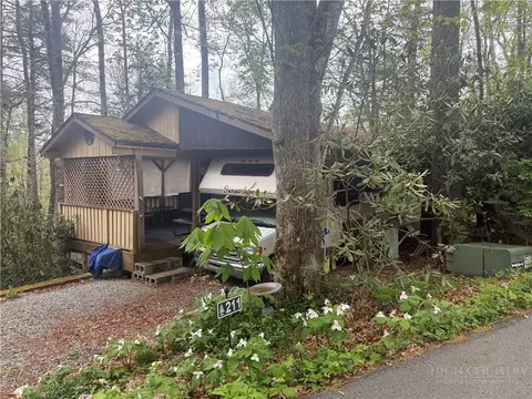 211 Delphinium Ln, Newland, NC 28657