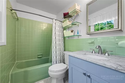Bath - 112 Chandy St, Boone, NC 28607 photo 1 of 3