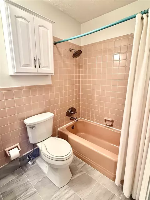Bath - 112 Chandy St, Boone, NC 28607 photo 2 of 4