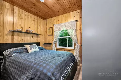 Bedroom - 204 Mountain Side Ln, Crumpler, NC 28617 photo 2 of 5