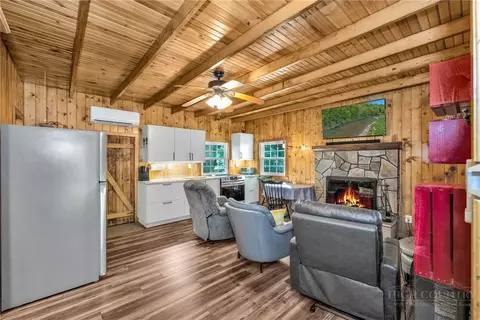 Living - 204 Mountain Side Ln, Crumpler, NC 28617 photo 2 of 3