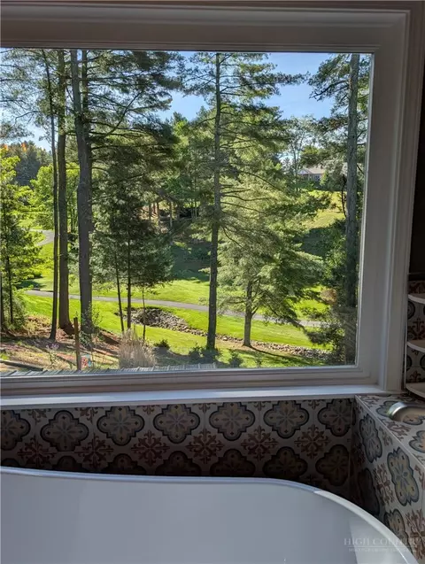 Bath - 238 Olde Beau Blvd, Roaring Gap, NC 28668 photo 6 of 7