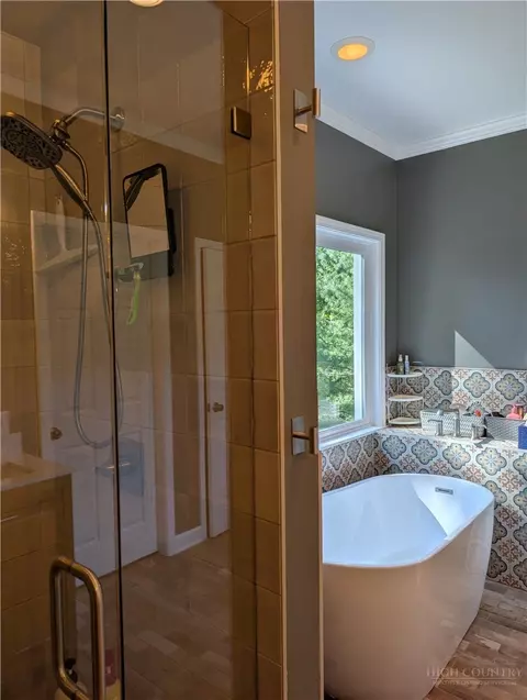 Bath - 238 Olde Beau Blvd, Roaring Gap, NC 28668 photo 4 of 7