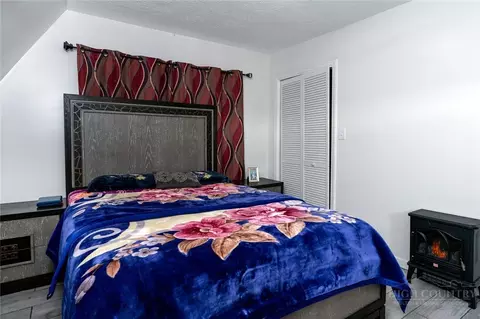Bedroom - 209 Apache St, Newland, NC 28657 photo 3 of 8