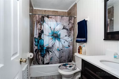 Bath - 209 Apache St, Newland, NC 28657 photo 3 of 4