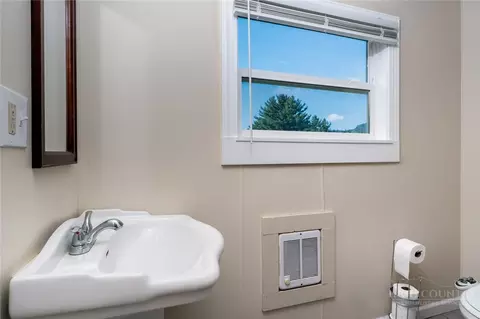 Bath - 209 Apache St, Newland, NC 28657 photo 1 of 4