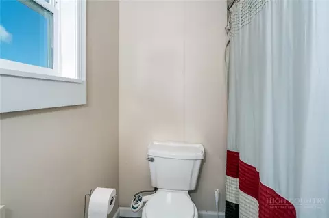 Bath - 209 Apache St, Newland, NC 28657 photo 2 of 4