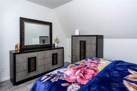 Bedroom - 209 Apache St, Newland, NC 28657 photo 4 of 8