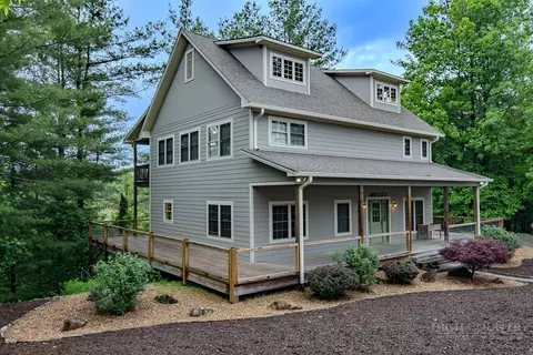 706 Village Pine Dr, Jefferson, NC 28640