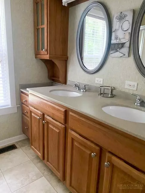 Bath - 1027 White Pine Dr, Ennice, NC 28623 photo 2 of 3