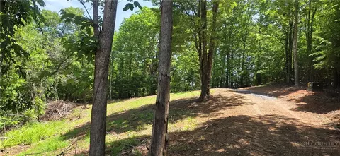 439 Howell Rd, Lansing, NC 28643 photo 3