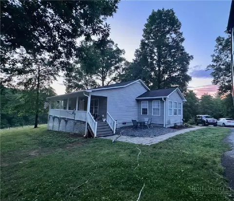 374 Deer Ln, Union Grove, NC 28689